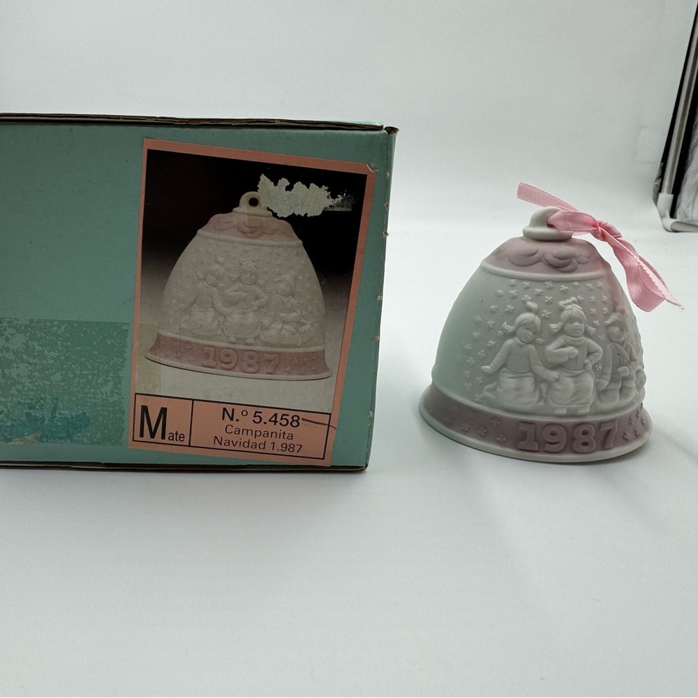 1987 Lladro Christmas bell in mint/ new condition with box